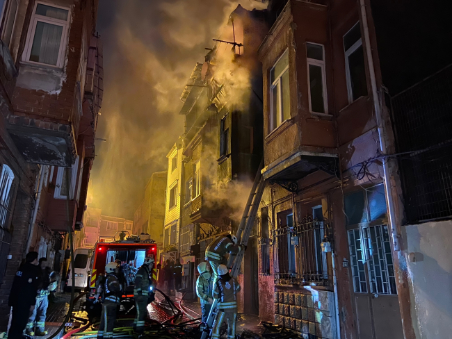 Fatih'te 3 katlı binada yangın: Mahsur kalan 1 kişi camdan atladı